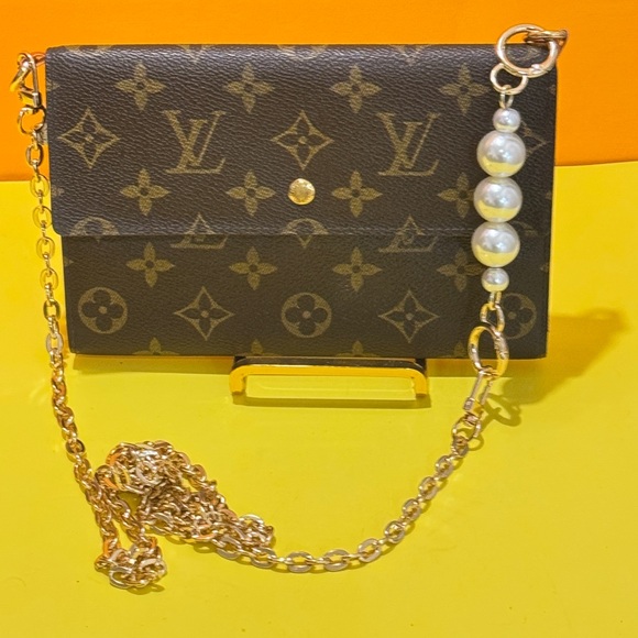 This is a strap chain unbranded for Updated wallets the flower is available now - Picture 7 of 7